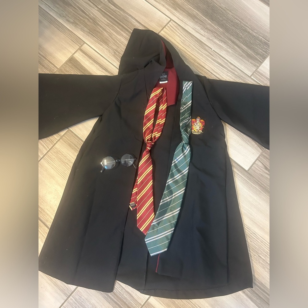Harry Potter Cloak with a Gryffindor Tie